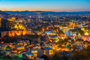 Georgia 'da Tiflis şehir merkezine bakan Narikala Kalesi' nin gün batımı manzarası