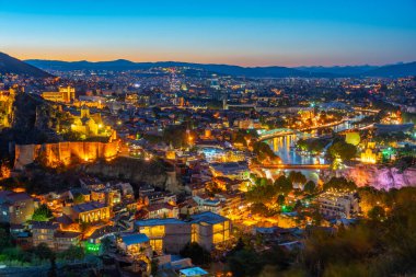 Georgia 'da Tiflis şehir merkezine bakan Narikala Kalesi' nin gün batımı manzarası