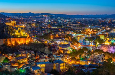 Georgia 'da Tiflis şehir merkezine bakan Narikala Kalesi' nin gün batımı manzarası