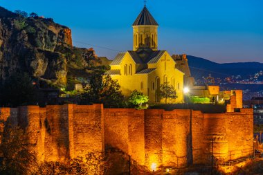 Tiflis, Gürcistan 'daki Narikala kalesinin gün batımı manzarası