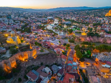 Georgia 'da Tiflis şehir merkezine bakan Narikala Kalesi' nin gün batımı manzarası