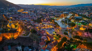 Georgia 'da Tiflis şehir merkezine bakan Narikala Kalesi' nin gün batımı manzarası