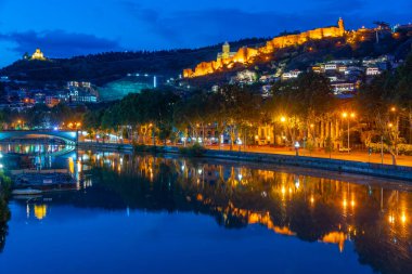 Tiflis, Gürcistan 'daki Narikala kalesinin gün batımı manzarası