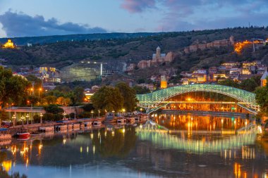 Gürcistan, Tiflis 'teki Narikala Kalesi ve Barış Köprüsü' nün gün doğumu manzarası