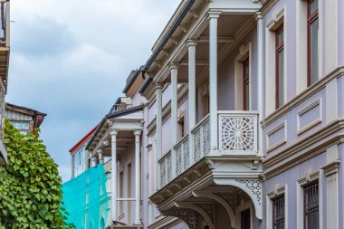 Tiflis, Gürcistan 'daki tarihi evlerin renkli balkonları