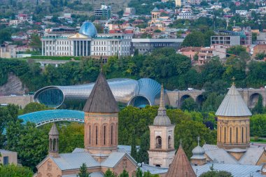 Rike Müzik Tiyatrosu ve Sergi Merkezi ve Tiflis, Georgia 'ya bakan Devlet Sergi Sarayı