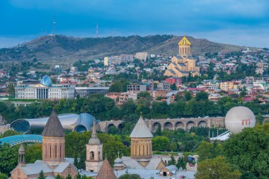 Gürcistan 'da bulutlu bir günde Tiflis manzarası