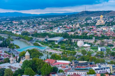 Gürcistan 'da Tiflis şehir merkezinin panorama manzarası
