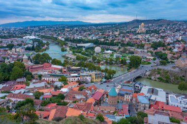 Gürcistan 'da Tiflis şehir merkezinin panorama manzarası