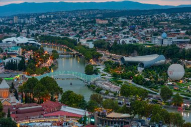 Georgia 'da Tiflis şehir merkezinin gün batımı manzarası