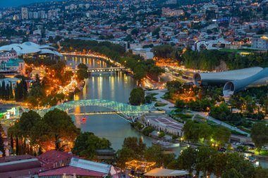 Georgia 'da Tiflis şehir merkezinin gün batımı manzarası