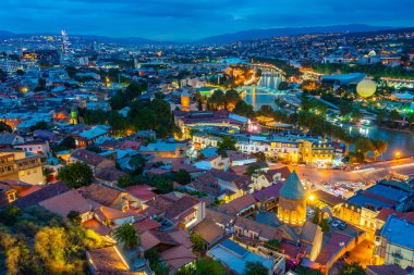 Georgia 'da Tiflis şehir merkezinin gün batımı manzarası