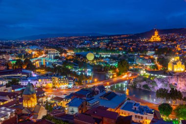 Georgia 'da Tiflis şehir merkezinin gün batımı manzarası