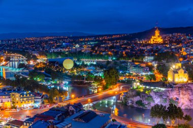 Georgia 'da Tiflis şehir merkezinin gün batımı manzarası