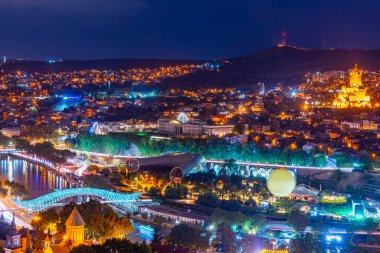 Georgia 'da Tiflis şehir merkezinin gün batımı manzarası