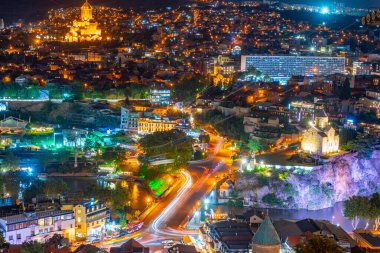 Metekhi Bakire Meryem Assumption Kilisesi ve Tiflis, Georgia 'daki Kutsal Üçlü Katedrali' nin günbatımı