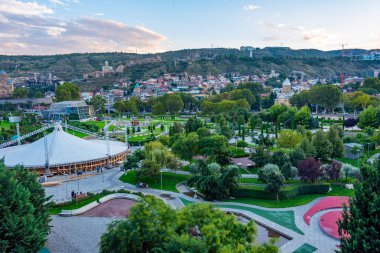 Tiflis, Georgia 'daki Rike parkının Panorama manzarası