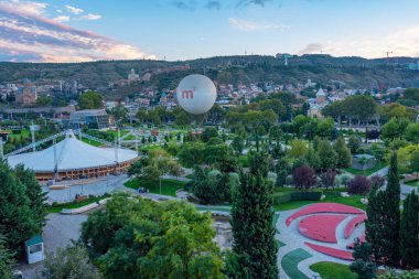 Tiflis, Georgia 'daki Rike parkının Panorama manzarası