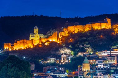 Tiflis, Gürcistan 'daki Narikala kalesinin gün batımı manzarası