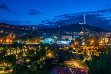 Gürcistan 'ın Tiflis kentindeki Barış Köprüsü' nün gece manzarası
