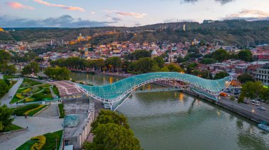 Gürcistan 'ın Tiflis kentindeki Narikala Kalesi ve Barış Köprüsü' nün gün batımı manzarası