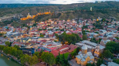 Tiflis, Gürcistan 'daki Narikala kalesinin gün batımı manzarası