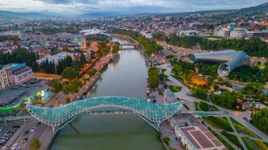 Georgia 'da Tiflis şehir merkezinin gün batımı manzarası