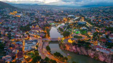 Georgia 'da Tiflis şehir merkezinin gün batımı manzarası