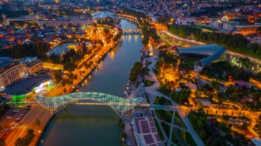 Georgia 'da Tiflis şehir merkezinin gün batımı manzarası