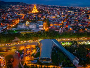 Rike Müzik Tiyatrosu ve Sergi Merkezi ve Tiflis, Georgia 'ya bakan Devlet Sergi Sarayı