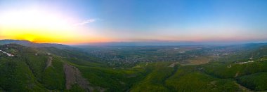Gürcistan 'daki Tsnori ve Jugaani köylerinin Panorama manzarası