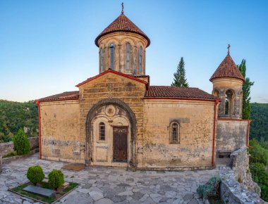 Gürcistan 'daki Motsameta manastırının gün batımı manzarası