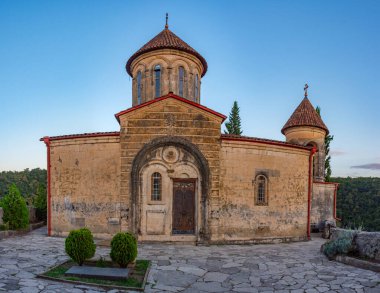 Gürcistan 'daki Motsameta manastırının gün batımı manzarası