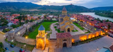 Mtskheta, Georgia 'daki Svetitskhoveli Katedrali' nin gün doğumu manzarası