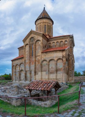 Samtavisi Katedrali bulutlu bir günde izlendi, Georgia