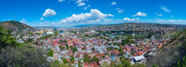 Gürcistan 'da Tiflis şehir merkezinin panorama manzarası