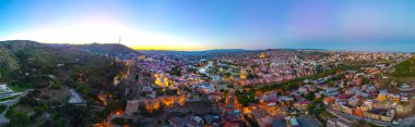 Georgia 'da Tiflis şehir merkezine bakan Narikala Kalesi' nin gün batımı manzarası