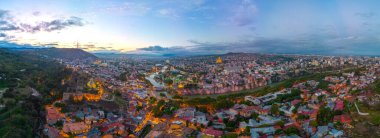 Georgia 'da Tiflis şehir merkezine bakan Narikala Kalesi' nin gün batımı manzarası