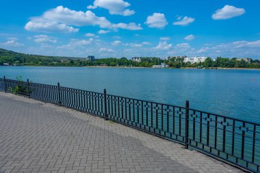 Moldova 'nın Chisinau kentindeki Valea Morilor parkında Lakeside gezinti alanı