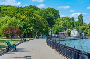 Moldova 'nın Chisinau kentindeki Valea Morilor parkında Lakeside gezinti alanı