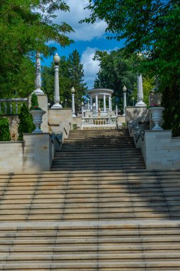 Moldova 'nın Chisinau kentindeki Valea Morilor parkında şelale merdivenleri.