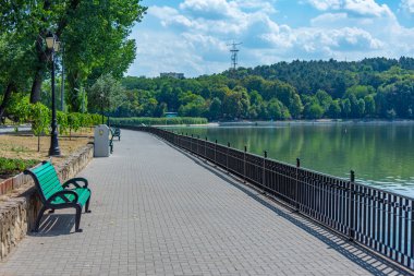 Moldova 'nın Chisinau kentindeki Valea Morilor parkında Lakeside gezinti alanı