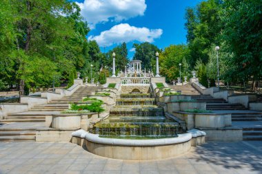 Moldova 'nın Chisinau kentindeki Valea Morilor parkında şelale merdivenleri.