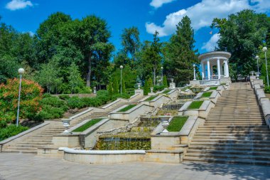 Moldova 'nın Chisinau kentindeki Valea Morilor parkında şelale merdivenleri.