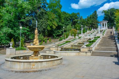 Moldova 'nın Chisinau kentindeki Valea Morilor parkında şelale merdivenleri.