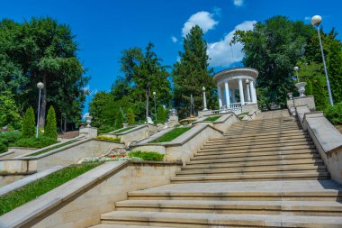 Moldova 'nın Chisinau kentindeki Valea Morilor parkında şelale merdivenleri.