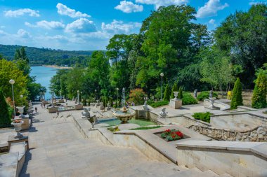 Moldova 'nın Chisinau kentindeki Valea Morilor parkında şelale merdivenleri.