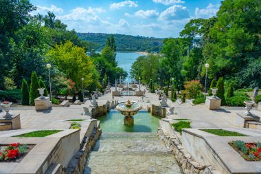 Moldova 'nın Chisinau kentindeki Valea Morilor parkında şelale merdivenleri.