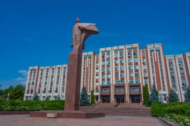 Tiraspol, Moldova 'daki Transnistria Hükümeti önünde Lenin heykeli