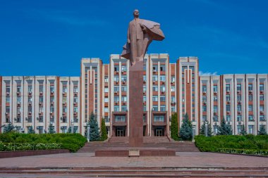 Tiraspol, Moldova 'daki Transnistria Hükümeti önünde Lenin heykeli